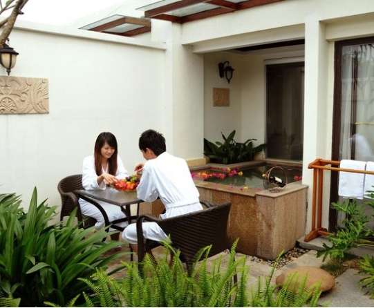 河源紫金御临门温泉度假村花园大床房（带私家泡池小花园）