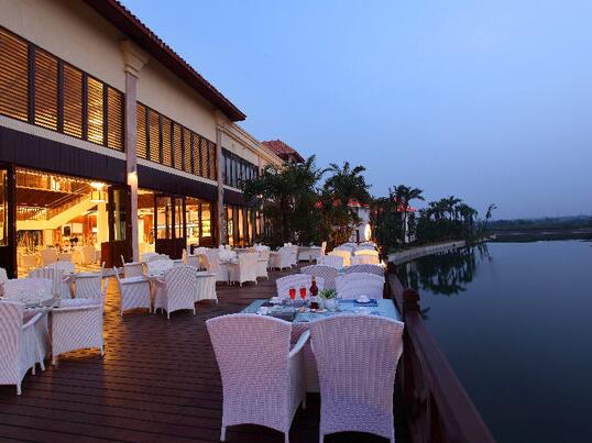 三亚南田温泉好汉坡国际度假酒店湖畔餐厅
